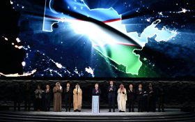 Президент Узбекистана торжественно открыл первый в стране крупномасштабный проект по использованию солнечной энергии и систем хранения энергии.